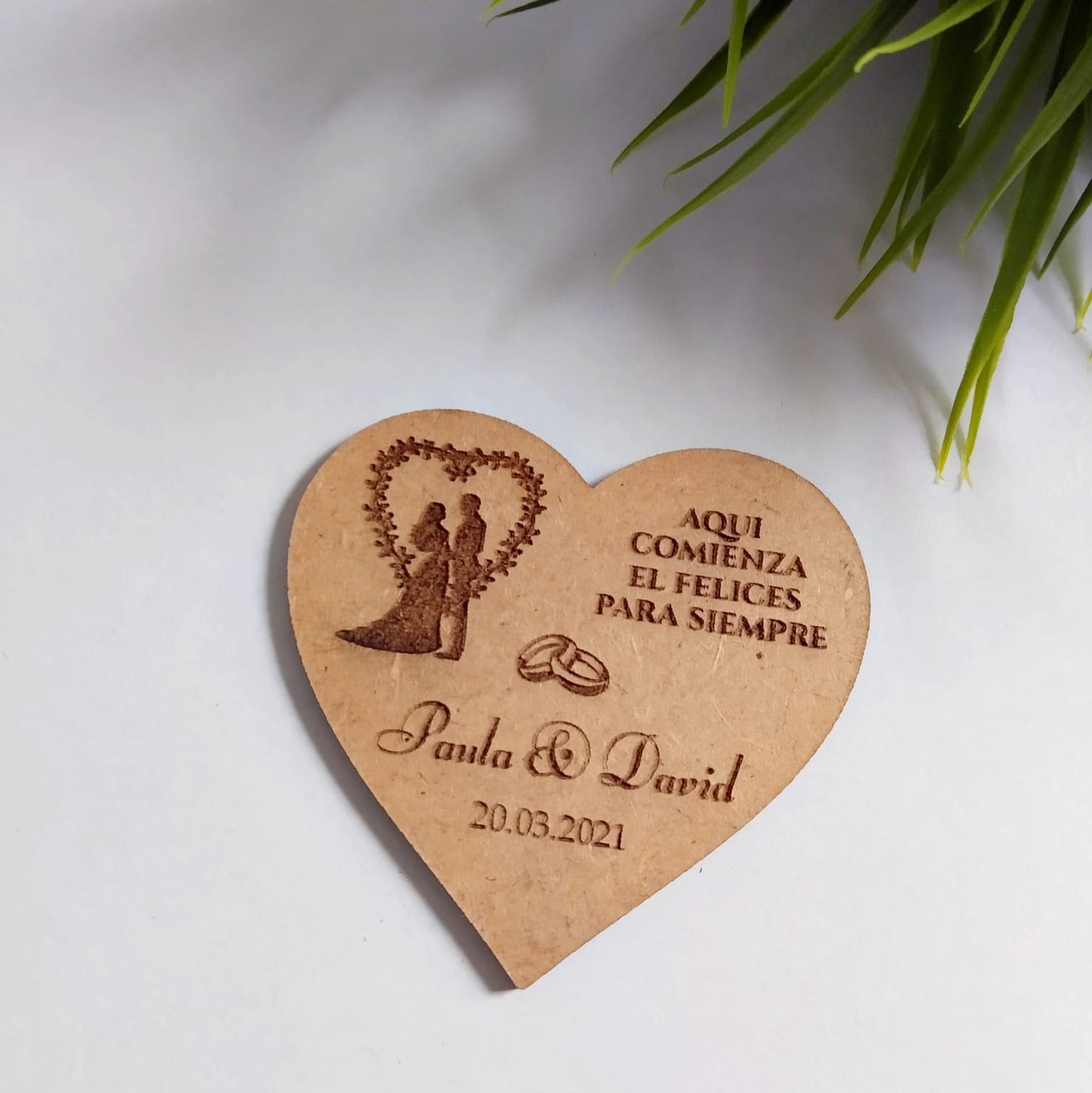 Recordatorio imán de boda de madera corazón personalizado
