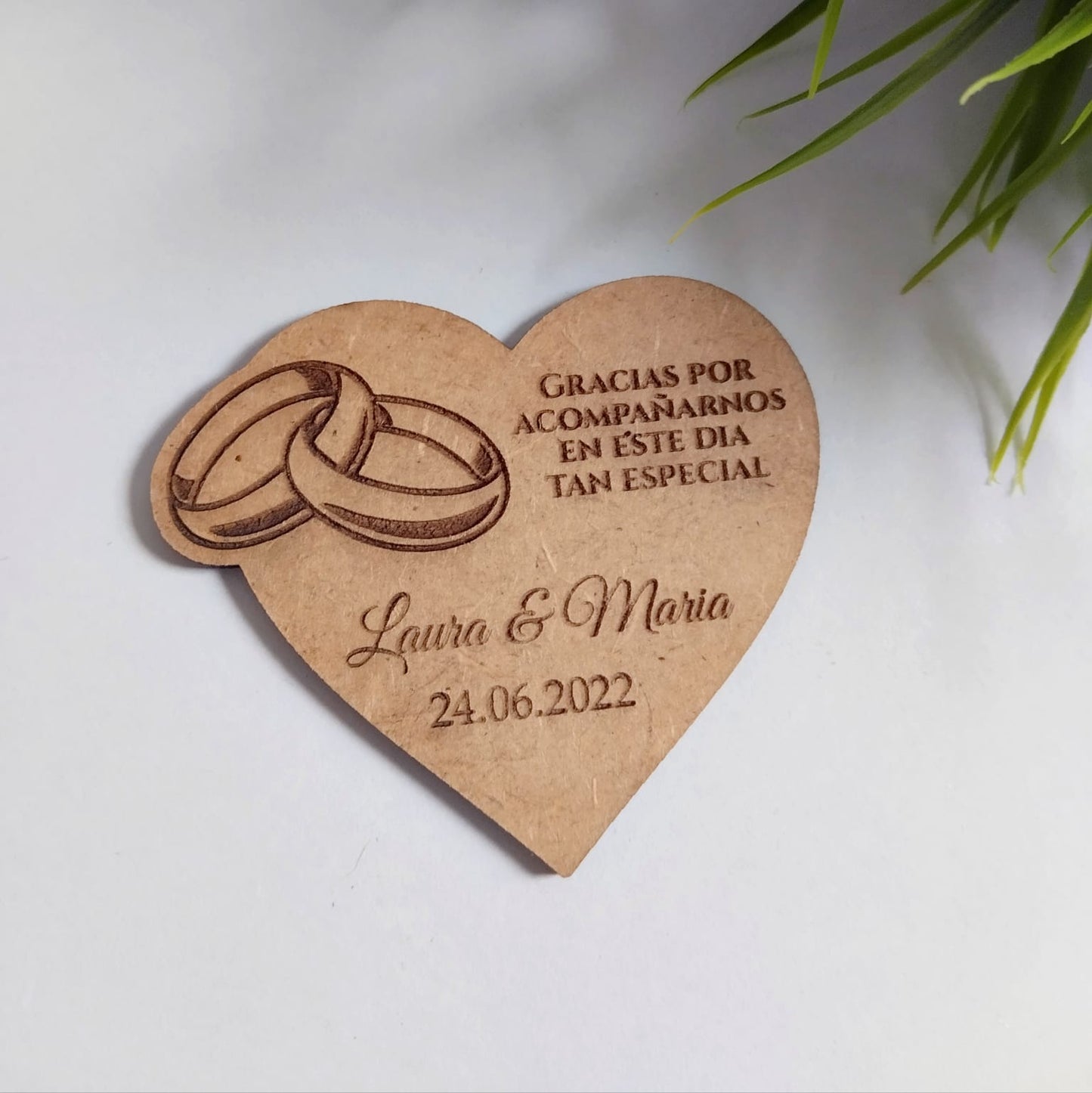 Recordatorio imán de boda de madera corazón personalizado