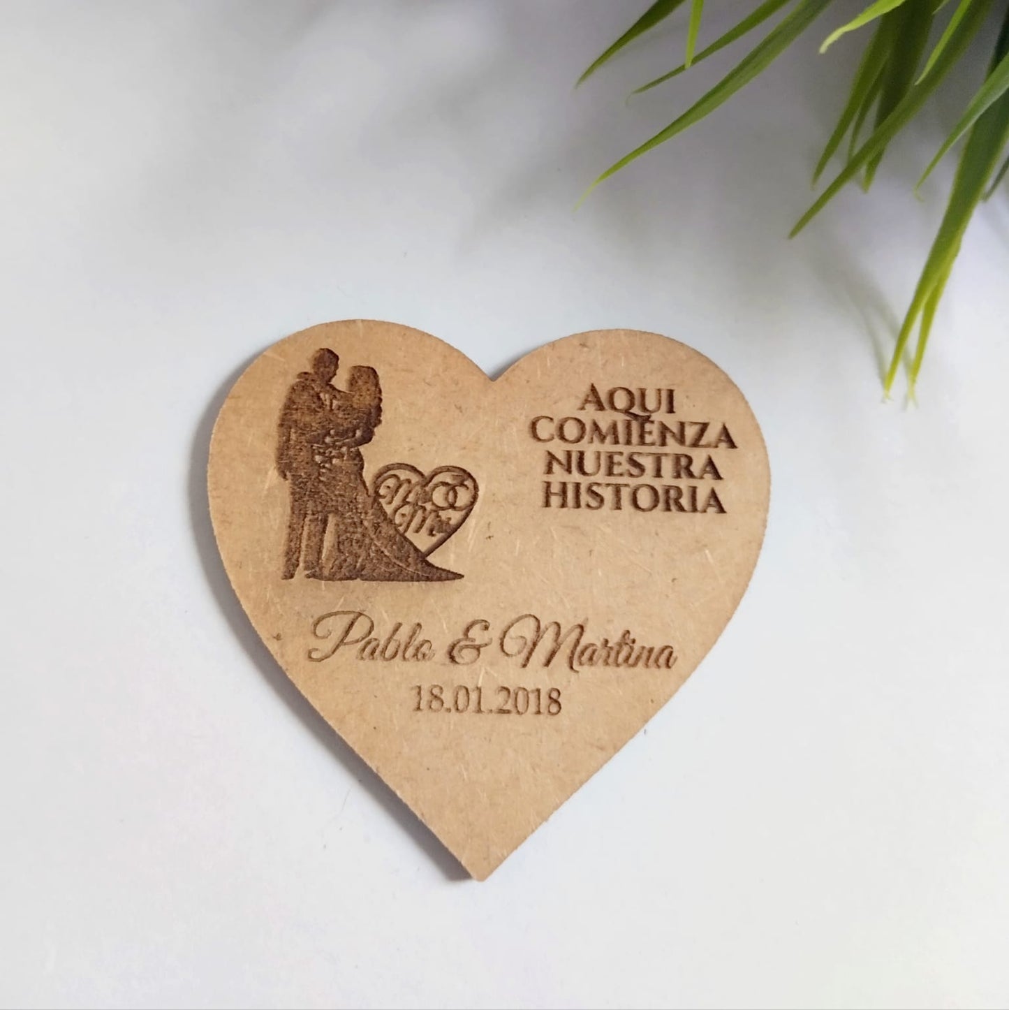 Recordatorio imán de boda de madera corazón personalizado