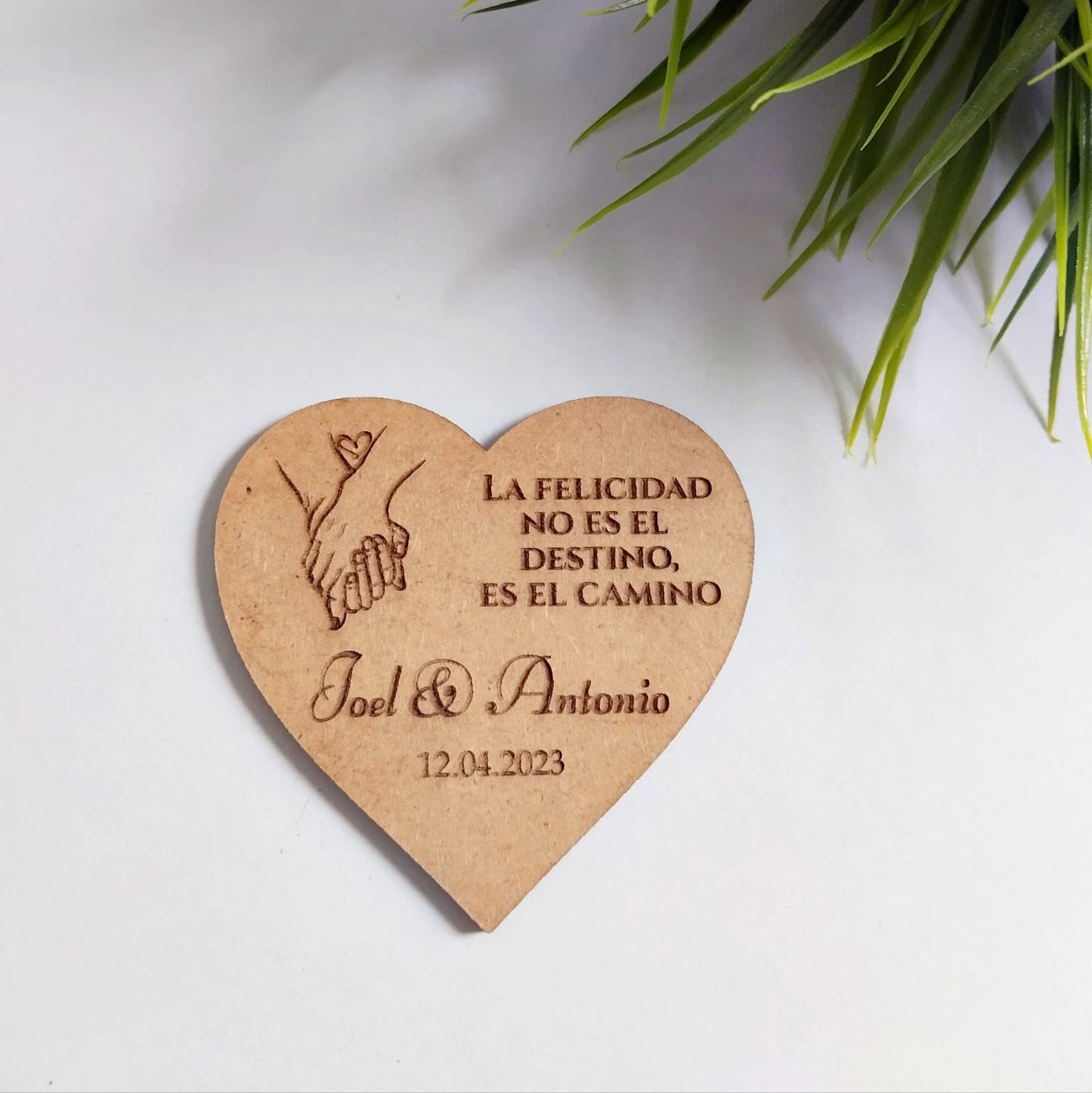Recordatorio imán de boda de madera corazón personalizado