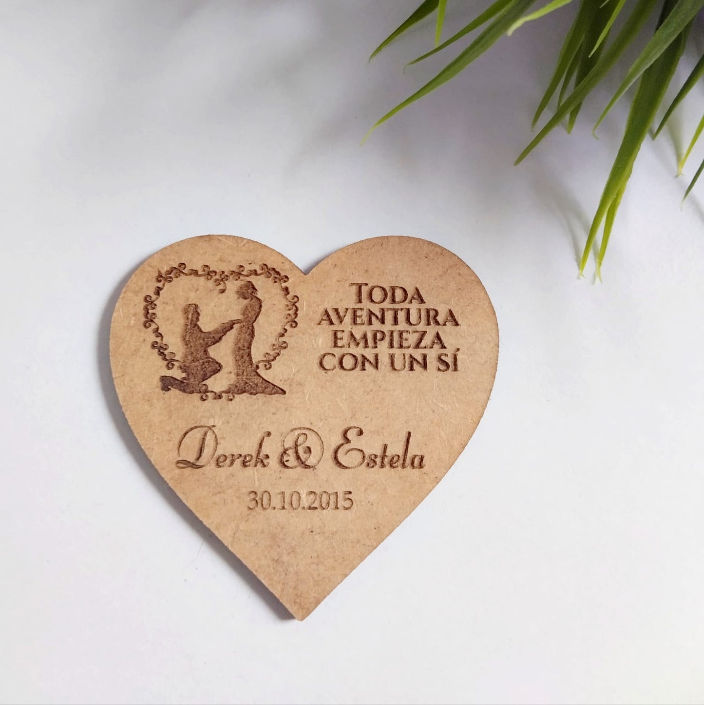 Recordatorio imán de boda de madera corazón personalizado