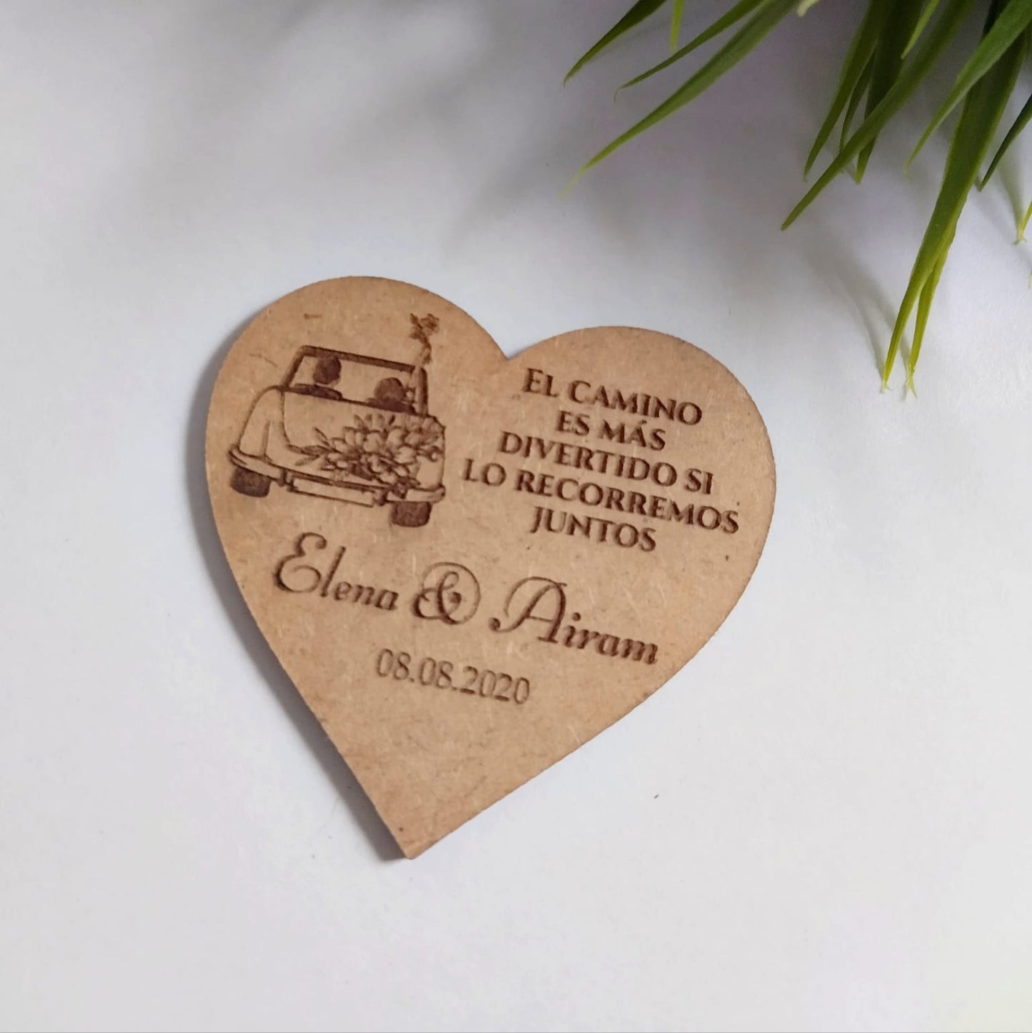 Recordatorio imán de boda de madera corazón personalizado