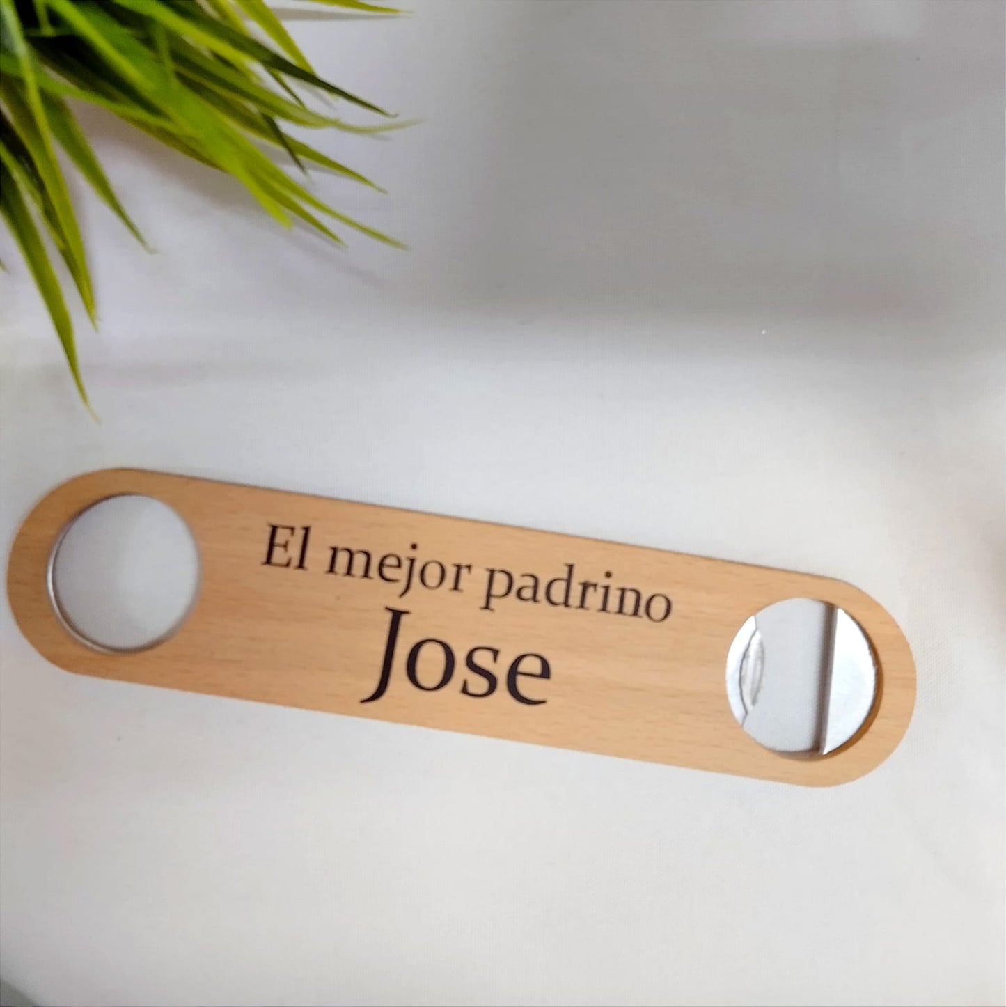 Abridor alargado con colgador