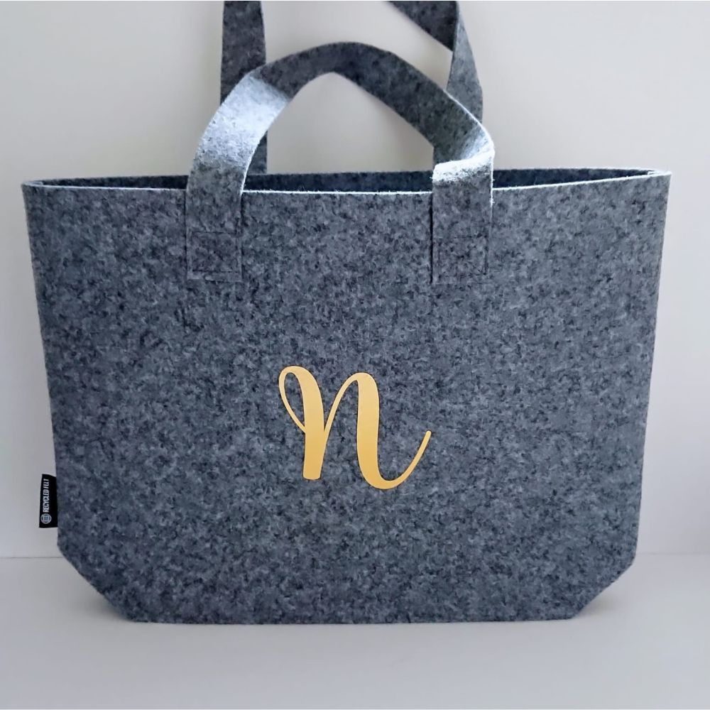 bolso-gris-con-inicial-personalizaciones-canarias