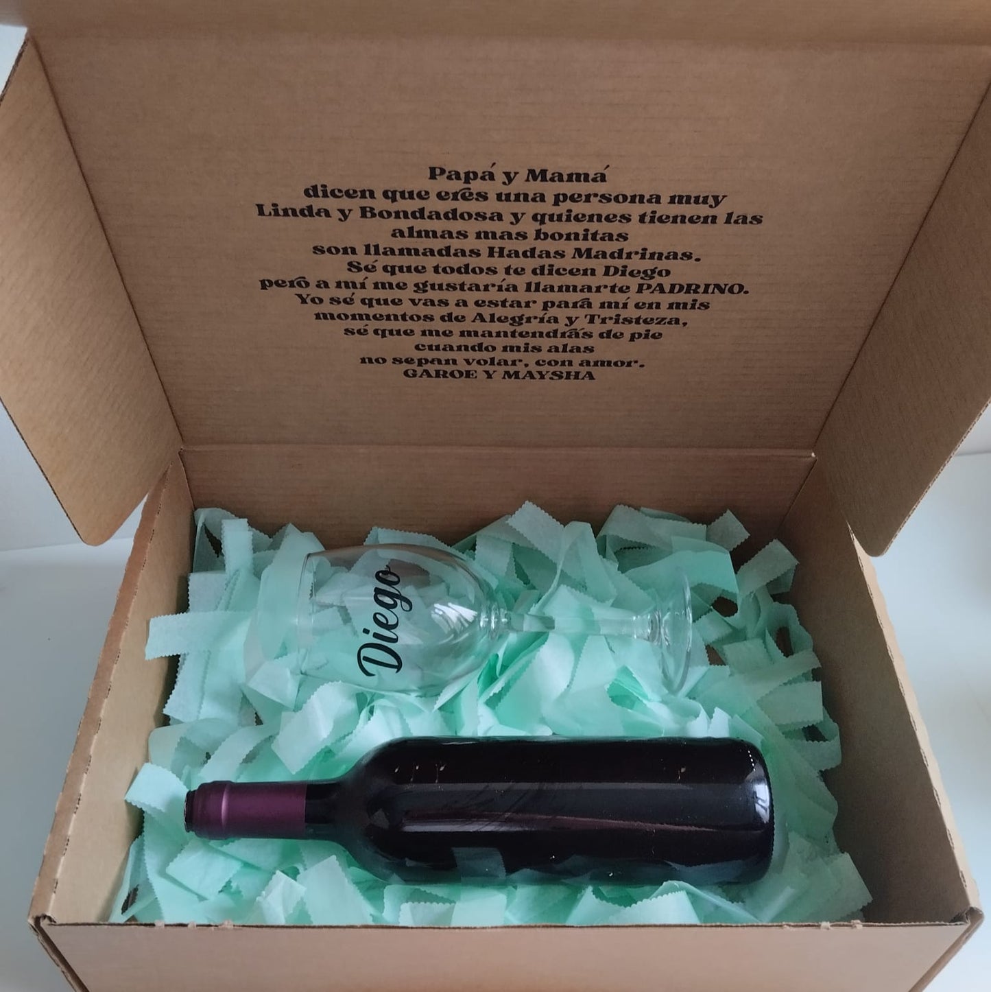 Caja de regalo con copa personalizada