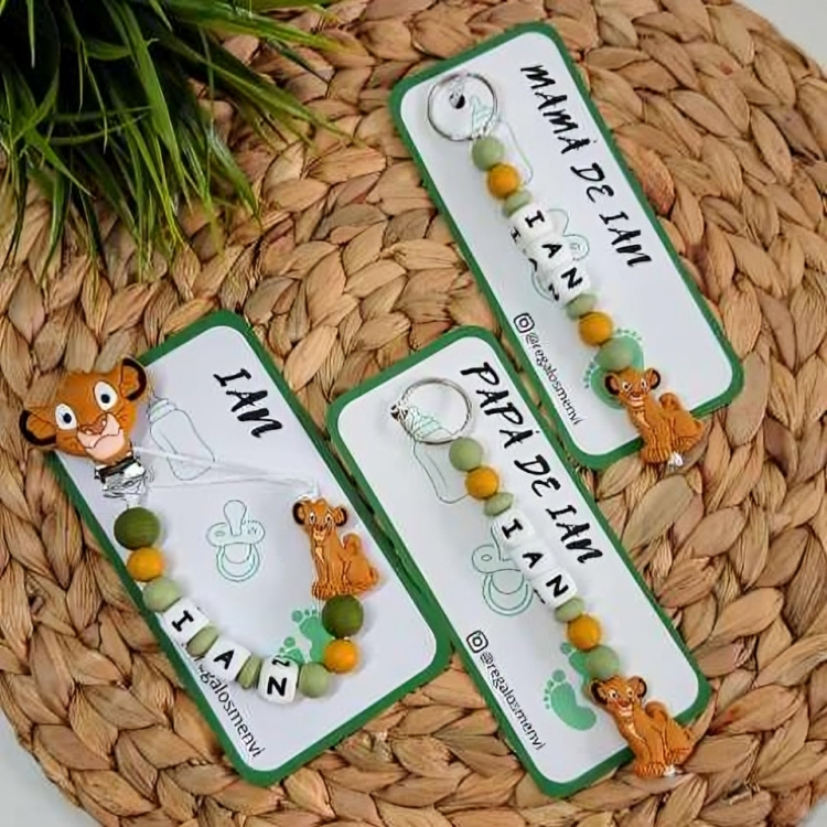 Juego chupetero + 2 llaveros León