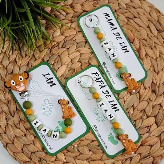 Juego chupetero + 2 llaveros León