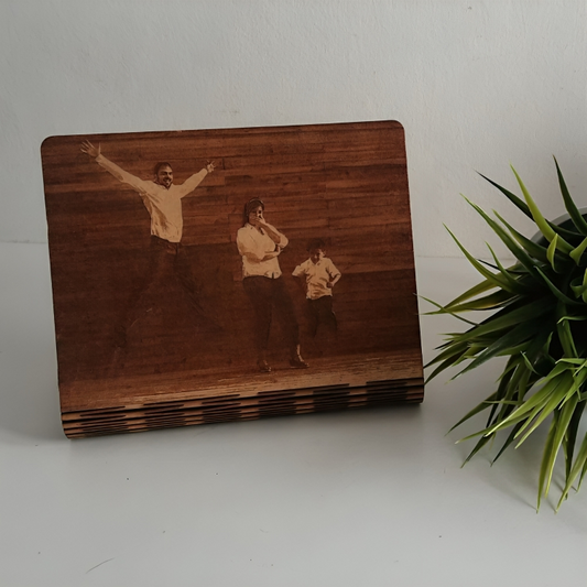 Marco de madera con foto grabada