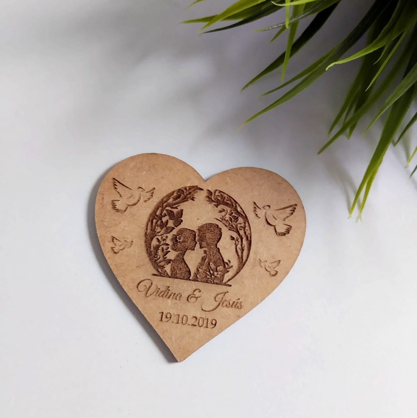 Recordatorio imán de boda de madera corazón personalizado